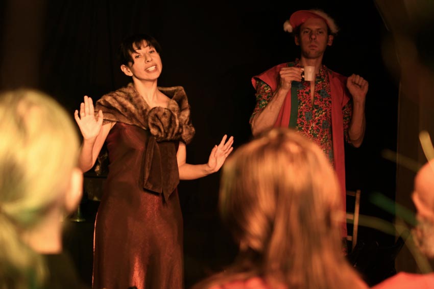Pressefoto von Tamara Salamín der partizipativen Performance HeilsVersprecher XMas Edition 2024 von VADA und teatro zumbayllu in Klagenfurt/Celovec