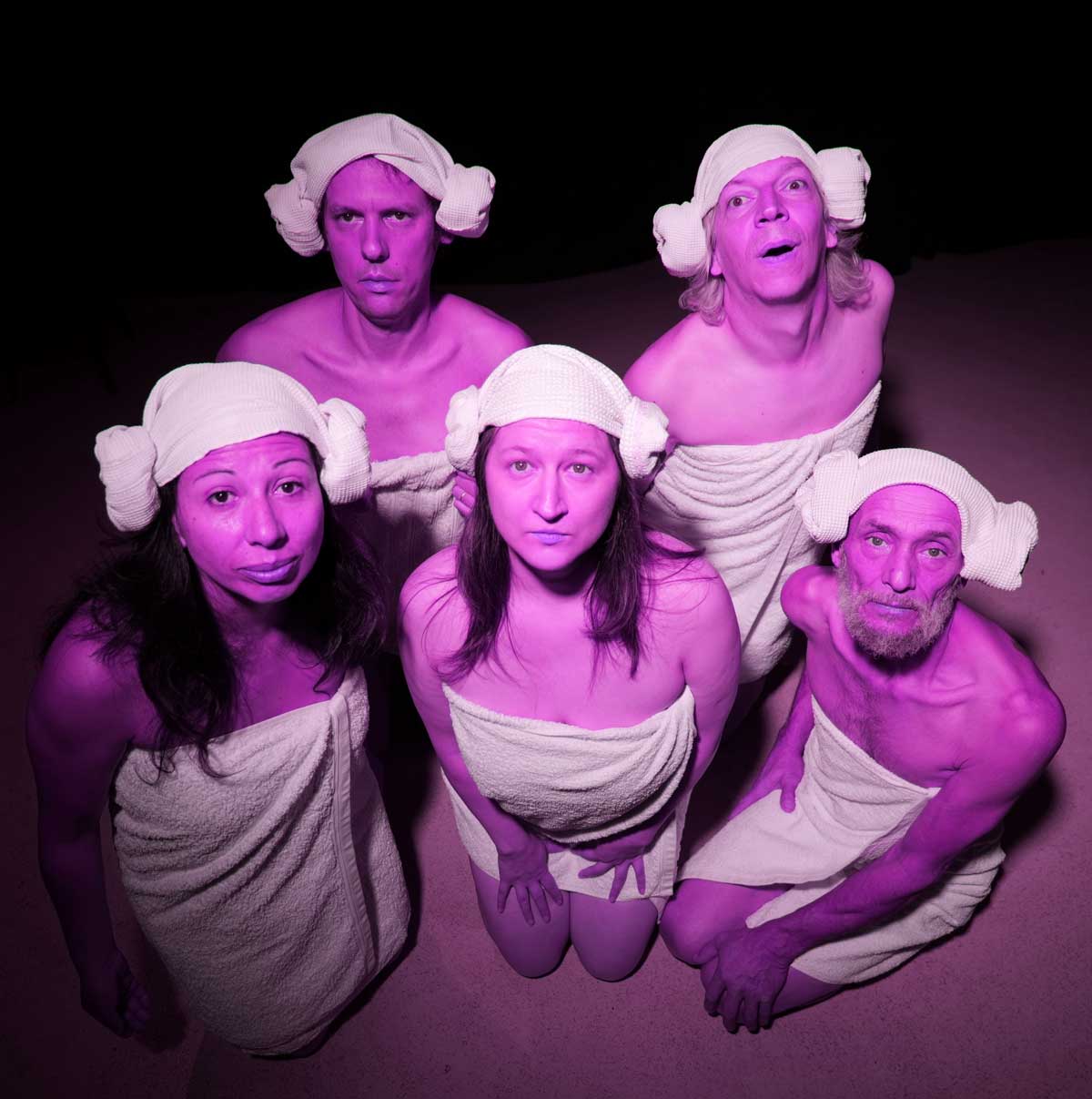 Das Plakatsujet zur partizipativen Performance HeilsVersprecher III von VADA und teatro zumbayllu in Klagenfurt/Celovec zeigt die f&uuml;nf Protagonist*innen in Badet&uuml;cher geh&uuml;llt