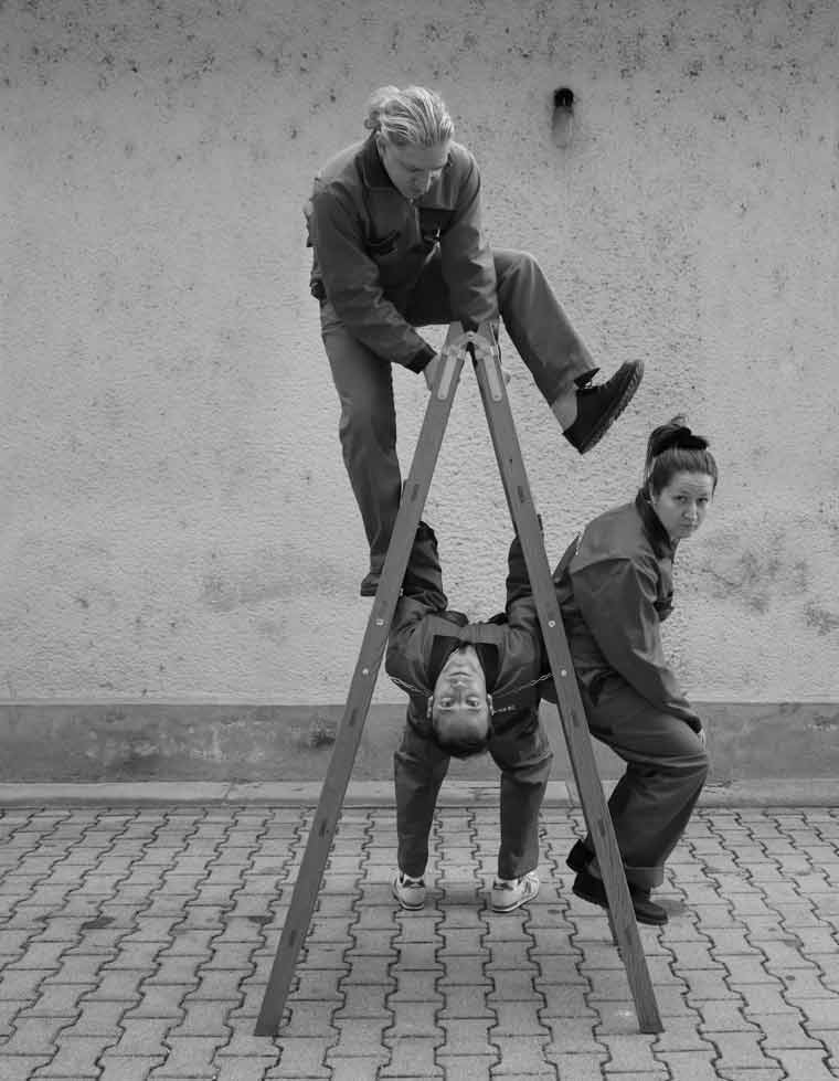 Foto der drei Vadaist:innen Yulia Izmaylova, Boris Randzio und Felix Strasser auf der VADA-Leiter